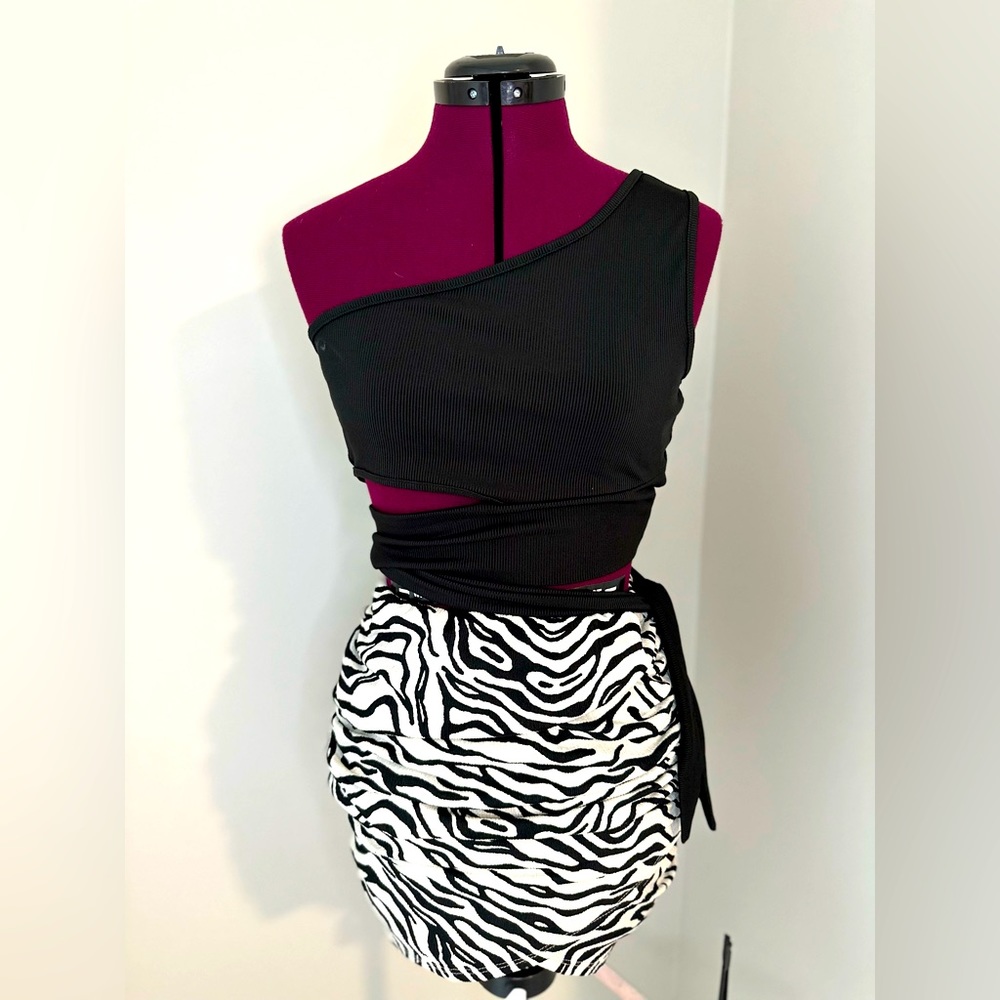 One Shoulder Cutout Tie Side
Crop Top